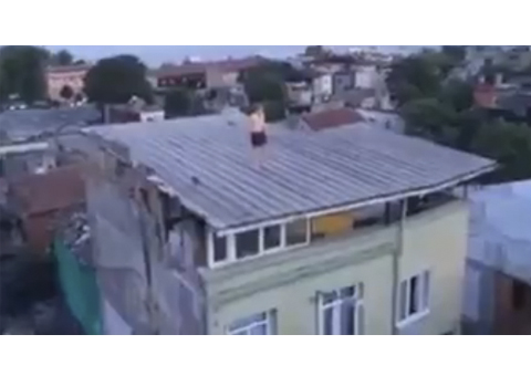 Sob efeito de drogas, homem se mata ao pular do telhado em "piscina imaginária"