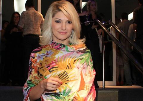 Antônia Fontenelle arma barraco ao ser clicada aos beijos em festa