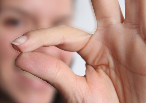 Desconfiado de traição, marido cola vagina da esposa com super cola