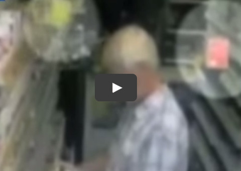 Câmeras de segurança de um supermercado flagraram produtos voando sem nenhuma explicação; Assustador!