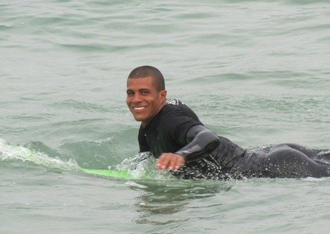 Surfista brasileiro morre ao fraturar pescoço fazendo yoga