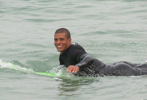 Surfista brasileiro morre ao fraturar pescoço fazendo yoga