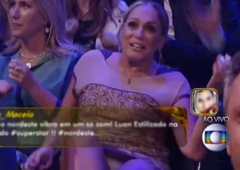  Susana Viera se descuida e mostra calcinha ao vivo 