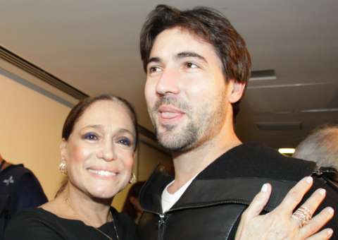 Após 1 dia de anúncio de término, ex-noivo de Susana Vieira passa noitada com três mulheres