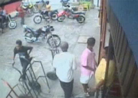 Vídeo flagrou fuga de homem que executou amazonense em praça da Bahia. Veja