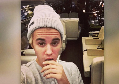 Papai Noel ostentação! Justin Bieber mostra presentinho de Natal