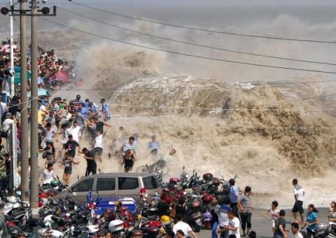 Tufão na China pega curiosos de surpresa. Veja