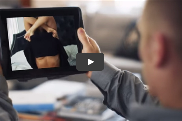 Marca inova e lança capa de tablet que possibilita "fazer sexo" com a namorada mesmo estando longe