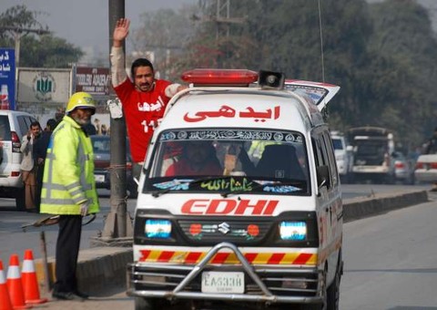 Ataque escola no Paquistão e mata ao menos 120