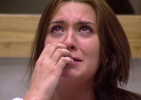 BBB15: Após quase beijo em Rafael, Tamires quer sair do programa e ameaça se matar