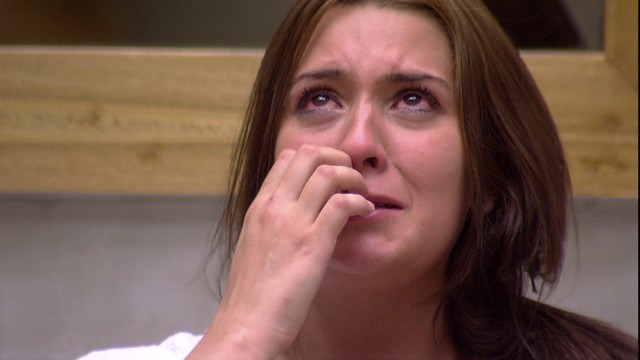 BBB15: Após quase beijo em Rafael, Tamires quer sair do programa e ameaça se matar