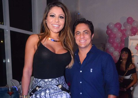 É o amor! Thammy Miranda troca beijos com namorada em festa