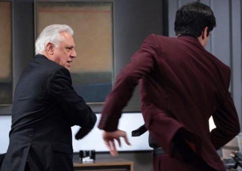 Ao descobrir roubo, César bate em Félix