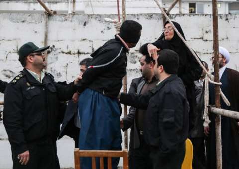 Assassino é salvo de execução minutos antes pela mãe da vítima