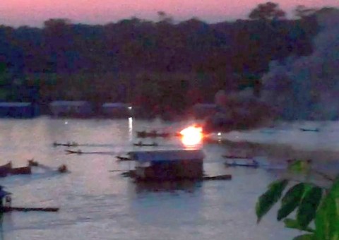 Lancha passa por cima de canoa e mata quatro