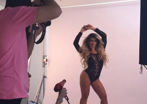Tati Minerato dá um show de sensualidade em ensaio para revista 