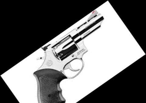 Pistoleiro perseguido pela polícia se joga do carro atirando e é preso