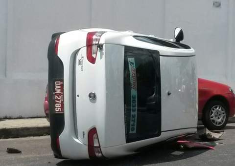 Táxi é atingido e capota no Vieiralves