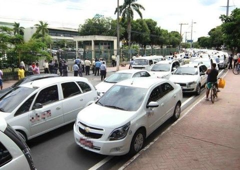 Prefeitura concede terrenos para uso de cooperativa de táxi