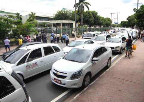 Prefeitura recebe comissão de taxistas 