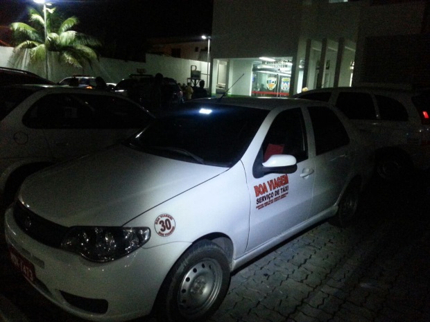 Taxista é assaltado e preso no porta-malas do veículo