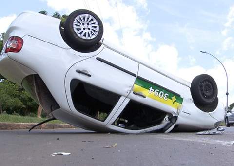 Candidata abandona carro capotado para fazer prova do Enem