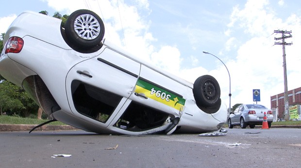 Candidata abandona carro capotado para fazer prova do Enem