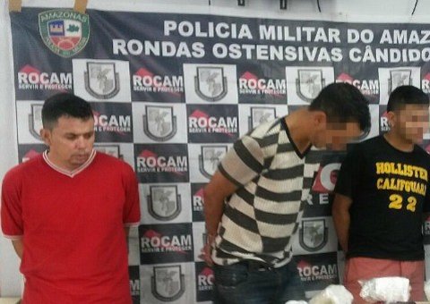 Taxistas  protestam e tentam tirar colega preso com drogas de Distrito Policial