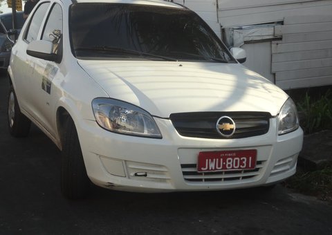 Taxista é preso após tentar fugir de blitze com veículo roubado