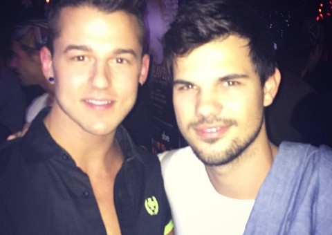 Ator de 'Crepúsculo', Taylor Lautner, é visto em balada gay ao lado de um modelo