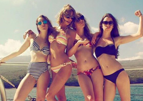   Taylor Swift mostra curvas de biquíni e anima fãs