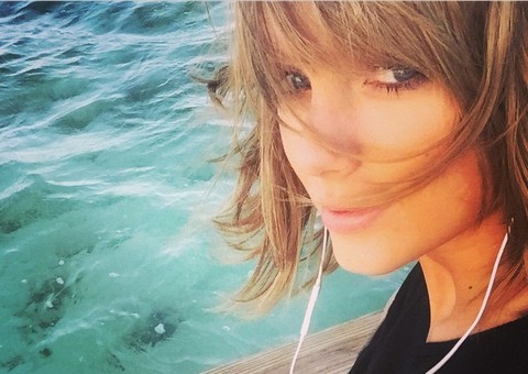 Taylor Swift manda presentes e faz doação de R$ 5 mil para fã pagar dívida escolar