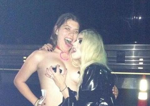  Atriz e vocalista do 'The Pretty Reckless' Taylor Momsen apalpa seios de fã