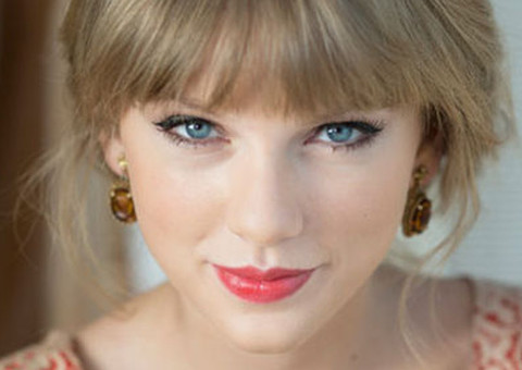 Taylor Swift comemora aniversário de 25 anos ao lado de amigos