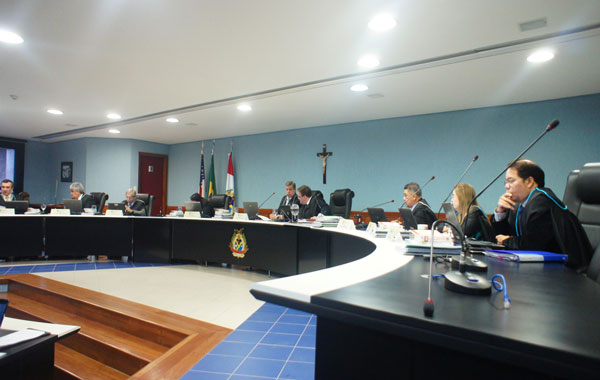 Pleno do TCE desaprova contas de ex-prefeito de Apuí