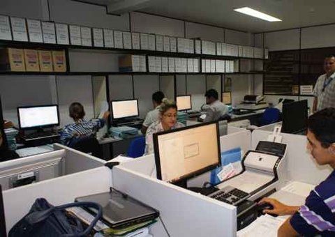 Portadores de necessidades atendem público