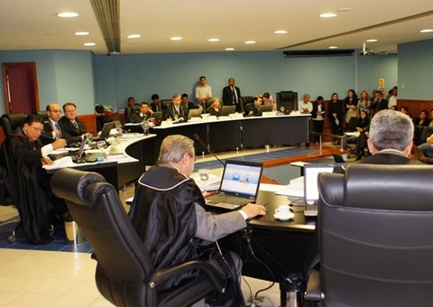 TCE define relatores das contas de José Melo e de Arthur Neto