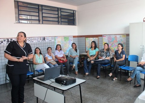 Equipe multiprofissional de creches participa de encontro de Educação em Saúde    