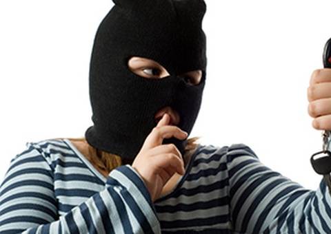 Mulher aterroriza no bairro Aleixo, zona sul