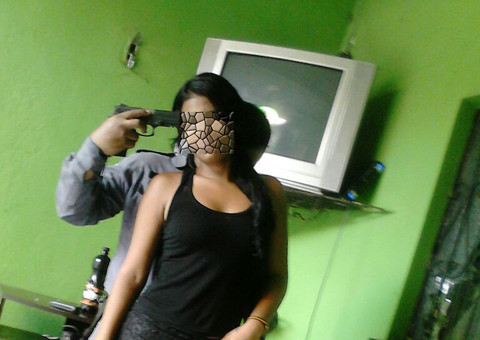 Foto de soldado da PM do Amazonas apontando arma para mulher será investigada