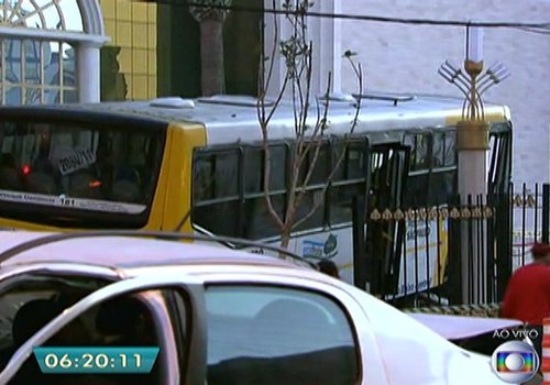 Ônibus invade Templo do Salomão após colidir com carro