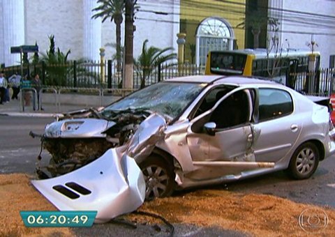 Ônibus invade Templo do Salomão após colidir com carro