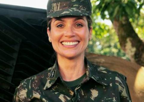 Lívia liga para Érica e contar que Théo reatou com Morena