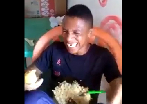 Tente não rir com a risada desse simpático jovem