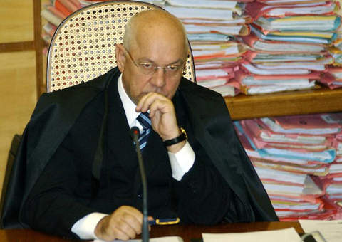 Supremo proíbe salários de servidores públicos acima do teto legal