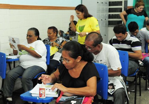 Dez mil pessoas iniciam alfabetização em programa do Governo