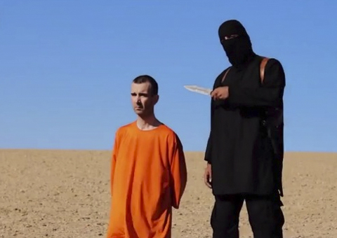 Vídeo mostra terceiro homem sendo decapitado por terroristas