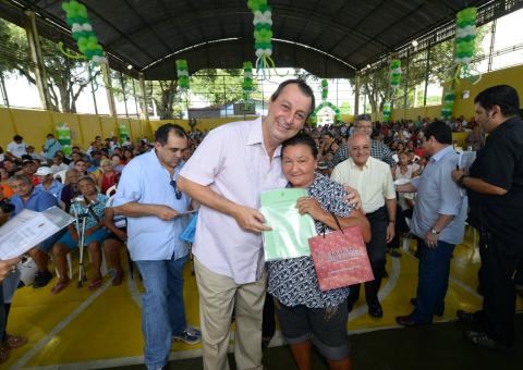 Omar  entrega  700 títulos de terra na Colônia Antônio Aleixo 