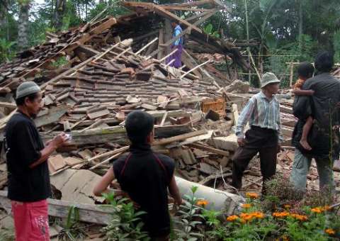 Tremor de 6,1 frente à ilha indonésia de Java
