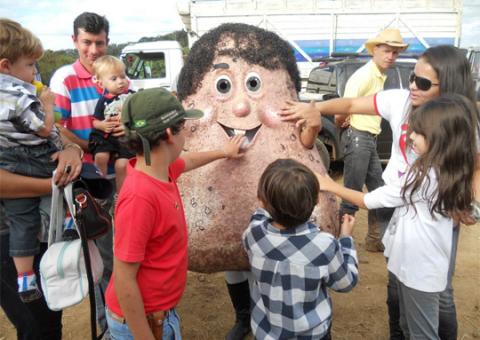 Sr. Testículos faz sucesso com a criançada em Minas Gerais